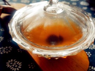 6、桃胶百合红枣汤,刚刚煲好的养颜汤，桃胶真的很好吃