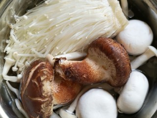 1、#菌菇#丝瓜炖豆腐,各类菌菇浸泡洗净