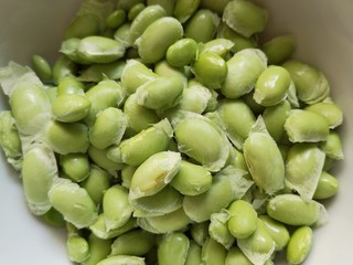 2、#菌菇#丝瓜炖豆腐,毛豆米冲洗干净