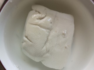 3、#菌菇#丝瓜炖豆腐,豆腐浸泡冲洗一下