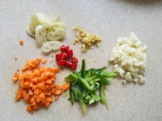 4、#菌菇#丝瓜炖豆腐,所有辅材切好备用