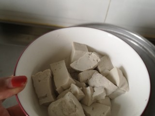 5、#菌菇#丝瓜炖豆腐,用漏勺捞出备用