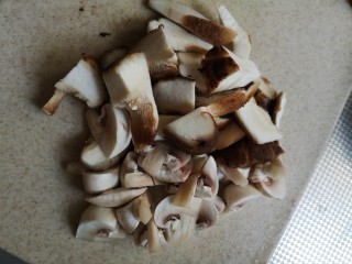 6、#菌菇#丝瓜炖豆腐,蘑菇，香菇切小块