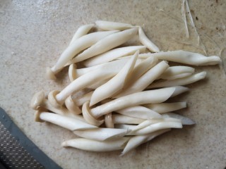 7、#菌菇#丝瓜炖豆腐,白玉菇切短一点