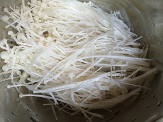 8、#菌菇#丝瓜炖豆腐,金针菇去根，再冲洗干净