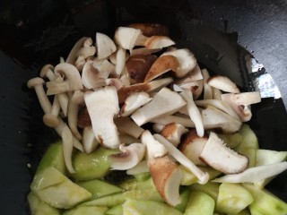 9、#菌菇#丝瓜炖豆腐,放入蘑菇、香菇、白玉菇煸炒