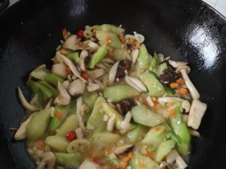 11、#菌菇#丝瓜炖豆腐,把丝瓜菌菇倒入锅中翻炒片刻