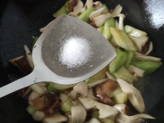 10、#菌菇#丝瓜炖豆腐,放盐