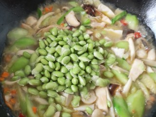 12、#菌菇#丝瓜炖豆腐,加入毛豆米焖两分钟左右