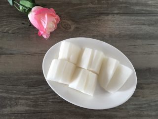 1、#午餐#白萝卜玉米排骨汤,白萝卜洗净去皮切小块