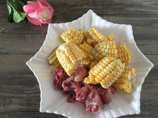 2、#午餐#白萝卜玉米排骨汤,玉米切块,排骨切小块,生姜切丝