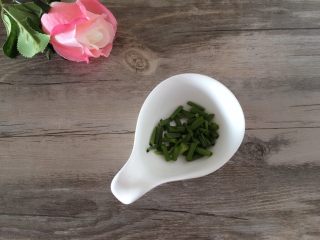 3、#午餐#白萝卜玉米排骨汤,准备好葱花