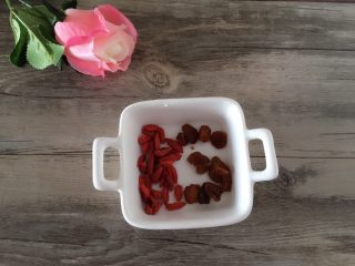 4、#午餐#白萝卜玉米排骨汤,枸杞和桂圆干