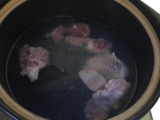 5、#午餐#白萝卜玉米排骨汤,将排骨用开水焯一下,捞出洗净沥干