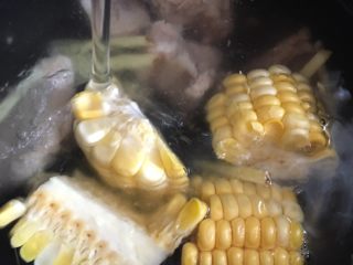 6、#午餐#白萝卜玉米排骨汤,排骨玉米姜片放入砂锅