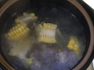 7、#午餐#白萝卜玉米排骨汤,煮开