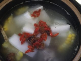 8、#午餐#白萝卜玉米排骨汤,加入枸杞和桂圆干