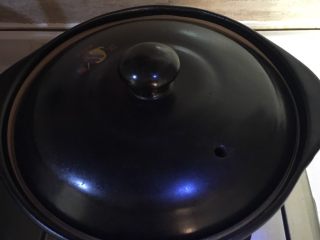 9、#午餐#白萝卜玉米排骨汤,盖上锅盖煲1个小时左右