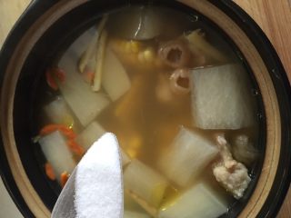 10、#午餐#白萝卜玉米排骨汤,加入盐调味