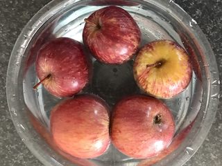 1、苹果红枣酒酿蛋,苹果浸水洗净。