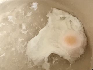 8、苹果红枣酒酿蛋,另大火煮一小锅水,水沸后转开小火并搅拌下水放入鸡蛋,这样鸡蛋不易粘锅。