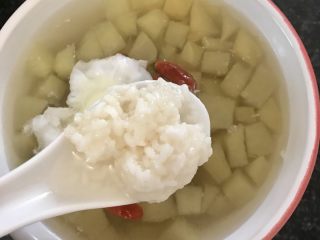 11、苹果红枣酒酿蛋,加入适量酒酿。