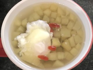 10、苹果红枣酒酿蛋,鸡蛋放入碗中。