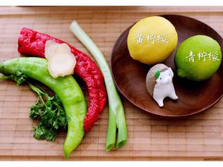 1、风味花蛤,把所有材料洗净备用……