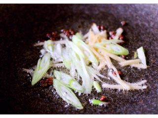 5、风味花蛤,热锅凉油加入花椒煸炒出香味后、加入葱姜丝爆香