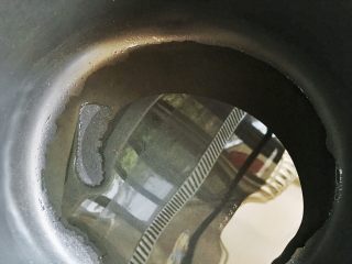 3、快手 健康免油炸的 拔丝紫薯,锅内放1勺油