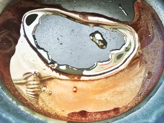 5、快手 健康免油炸的 拔丝紫薯,锅内放入糖和油继续熬到金黄色