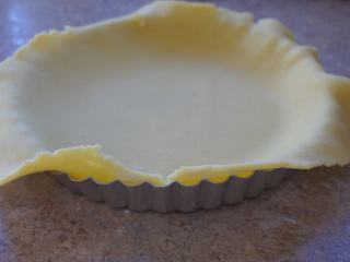 3、感恩季——小能量卡仕达奇异果挞,准备一个涂少许黄油的塔模,(我的尺寸是6寸来的),将酥皮放入塔模,轻轻收压好边角,用刀或者擀面杖将多余的酥皮去掉.