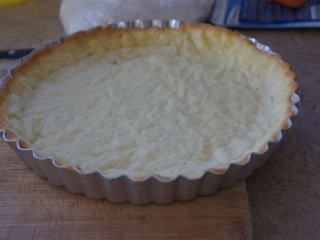 6、感恩季——小能量卡仕达奇异果挞,把酥皮放入烤箱，烤8-10分钟（一般按照酥皮产品包装说明），取出，去掉米和烘培纸，再将酥皮放入烤箱烤5分钟左后，酥皮表面浅浅上色即可。取出放凉。