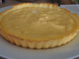 8、感恩季——小能量卡仕达奇异果挞,将酥皮轻轻脱模。把准备好的卡仕达酱倒入酥皮，用勺子轻轻抚平。