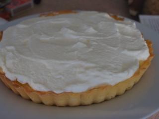 9、感恩季——小能量卡仕达奇异果挞,打发鲜奶油至8分状，在卡仕达酱上铺好打发鲜奶油。