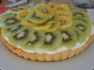 10、感恩季——小能量卡仕达奇异果挞,将奇异果切片，叠放在奶油上。