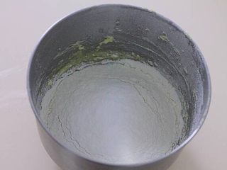 5、［鹿小鹿］翻糖卡通纸杯蛋糕,将低筋面粉和泡打粉混合筛入。