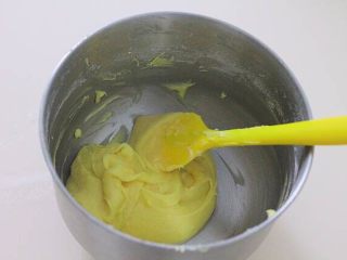 6、［鹿小鹿］翻糖卡通纸杯蛋糕,用刮刀由上往下翻拌成无干粉面糊。