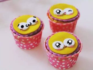 13、［鹿小鹿］翻糖卡通纸杯蛋糕,用清水粘贴在合适的位置，将以上的部分组合好，晾干就可以了。