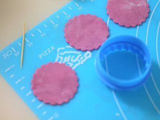 10、［鹿小鹿］翻糖卡通纸杯蛋糕,取一块白的翻糖膏加入淡紫色素，并擀成薄片，用纸杯大小的饼干模切割出一个带花纹的圆形。