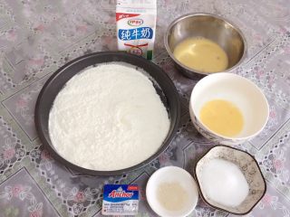 1、牛奶黑芝麻小餐包,准备好食材，蛋液留少许刷面用
