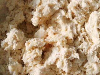 2、牛奶黑芝麻小餐包,除黄油和盐外，其它食材全部混合，均匀搅拌成絮状。