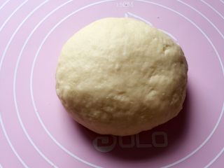 3、牛奶黑芝麻小餐包,然后揉成面团，黄油室温软化后加入面团，加入盐，继续揉揉揉…