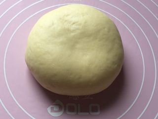 5、牛奶黑芝麻小餐包,面团揉圆后放入容器中，盖上保鲜膜，这种天气可直接室温发酵。