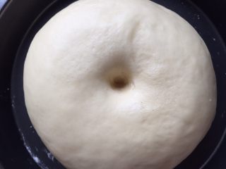 6、牛奶黑芝麻小餐包,发酵至原来的2倍大