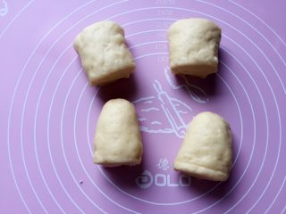 7、牛奶黑芝麻小餐包,把面团取出排气，分割成等量的小剂子。