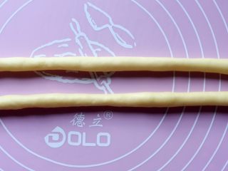 8、牛奶黑芝麻小餐包,然后搓成长条