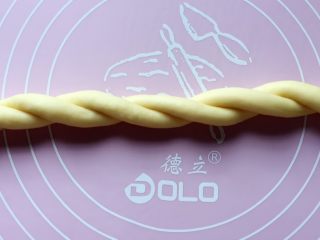 9、牛奶黑芝麻小餐包,对折后拧成麻花