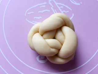 11、牛奶黑芝麻小餐包,翻过来就做好啦。