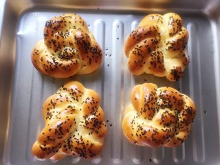 15、牛奶黑芝麻小餐包,出炉了，浓浓的奶香味。